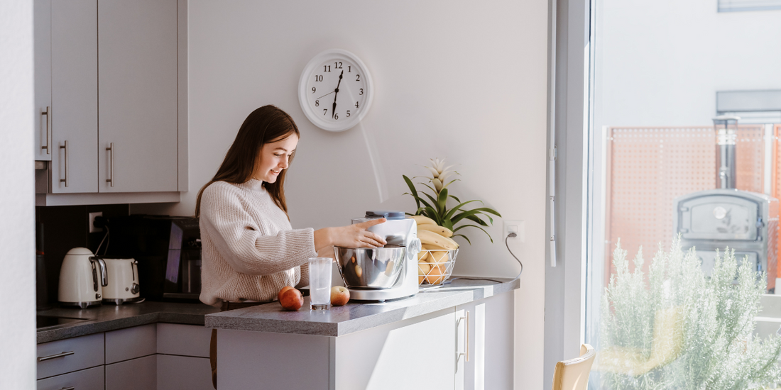 What is the difference between a blender and a food processor?